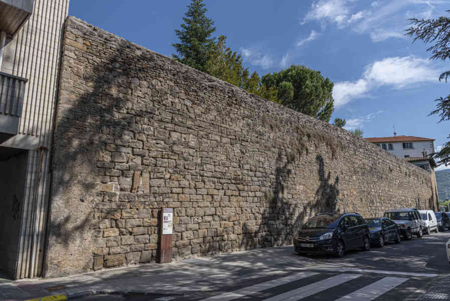 Huesca - Jaca 31 - muralla medieval.jpg